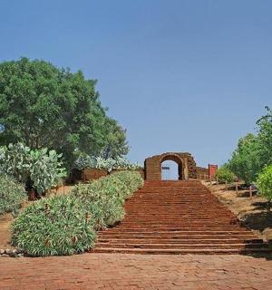 通往拱门的楼梯