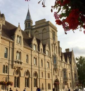 一座大楼，前面有人走动