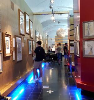 一名男子在博物馆里看一幅画