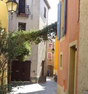 城市中两栋建筑之间的小巷