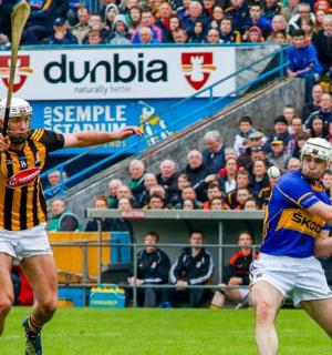 dva muži hrající ragby před davem