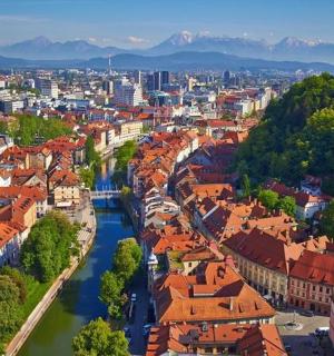 město s červenými střechami a řekou