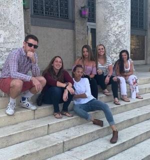 一群人坐在建筑物的台阶上