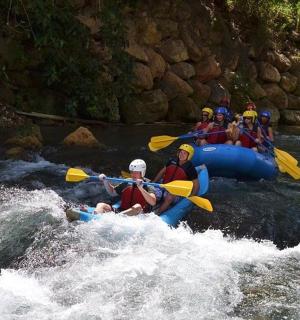 一群人在河里漂流
