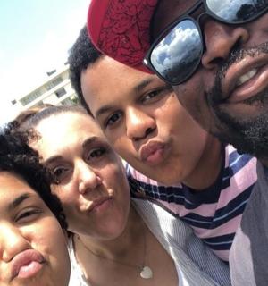 一群人摆姿势拍照