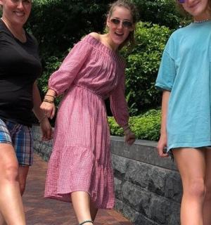 skupina tří žen stojící u zdi