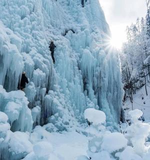 一名男子站在冰墙上