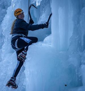 Žena leze na ledovou stěnu