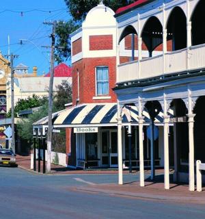 městská ulice s hodinovou věží na budově