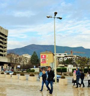 skupina lidí jdoucích po městské ulici