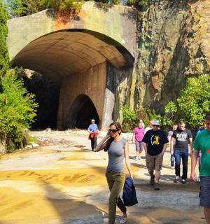 skupina lidí procházejících tunelem