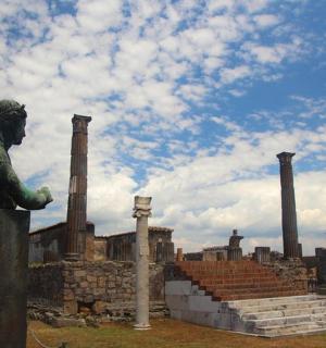 废墟建筑前的雕像