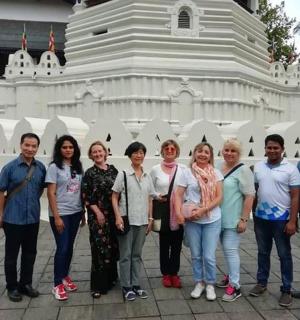 skupina lidí stojících před budovou