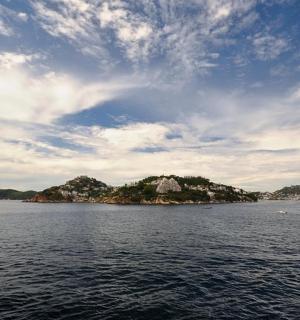 ostrov uprostřed velké vodní plochy