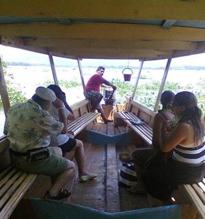 skupina lidí sedících na lodi ve vodě