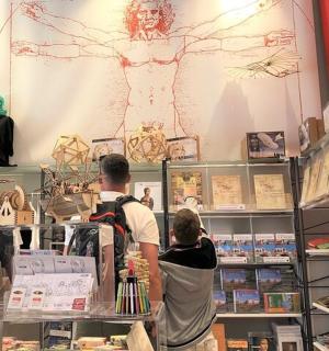 几个人站在商店里