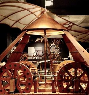 展出一辆带木轮的马车和一把雨伞