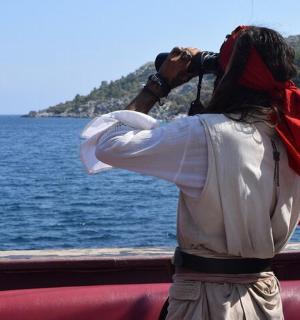 eine Frau, die ein Foto vom Wasser macht