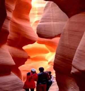 一群人站在狭缝峡谷中