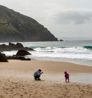 一名男子和一名儿童在海滩上玩耍
