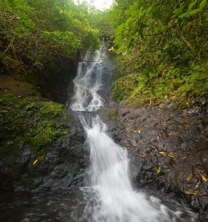 vodopád uprostřed řeky