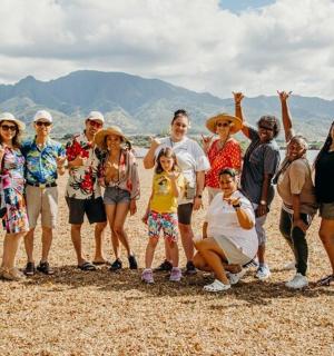 skupina lidí pózujících pro fotografii na hoře