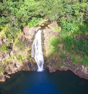 Letecký pohled na vodopád uprostřed lesa