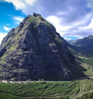 velká hora s cestou před ní