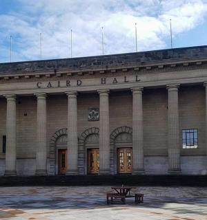 一座写着“门厅”的大楼