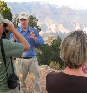 一名男子在大峡谷拍摄人们的照片