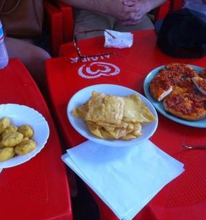 一张红色的桌子上放着两盘食物