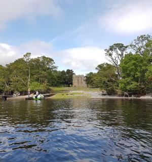 一对夫妇在河上的船上