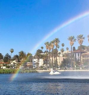 湖面上有一条彩虹和一艘船