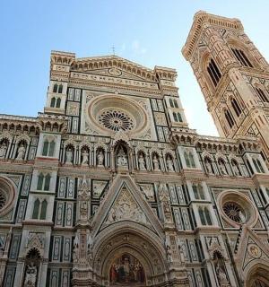 顶部有钟楼的大楼