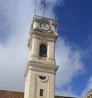 建筑物顶部的钟楼