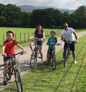 一群人在路上骑自行车