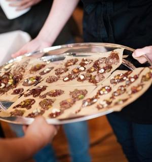 托盘上拿着披萨的人