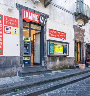 建筑物侧面有标志的街道