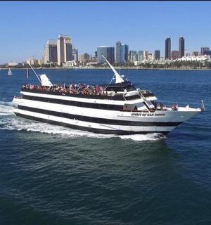 loď s hromadou lidí na vodě