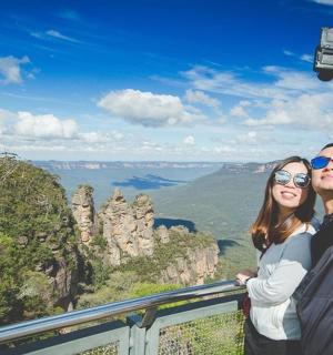 一对男女正在拍摄蓝山