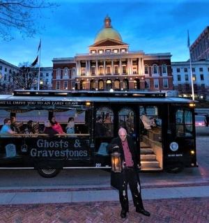 一名男子站在一辆公交车前