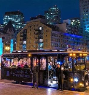 夜间停在城市街道上的一辆巴士