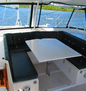 船尾有长凳的船