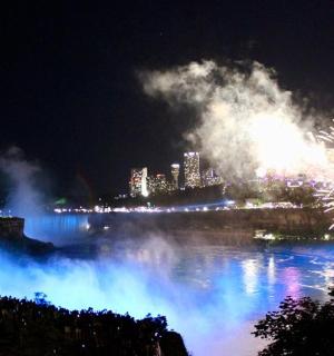 noční ohňostroj nad Niagarskými vodopády