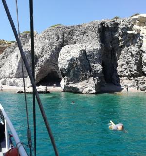 osoba plavající ve vodě poblíž pláže