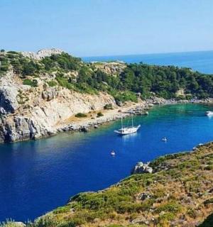 loď ve velké vodní ploše