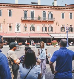 一群人站在一栋建筑物前