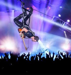 muž na zip line před davem