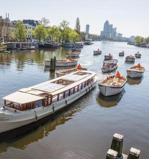 一群船停靠在河里