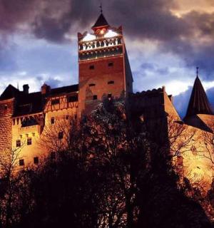 un grande castello con una torre in cima